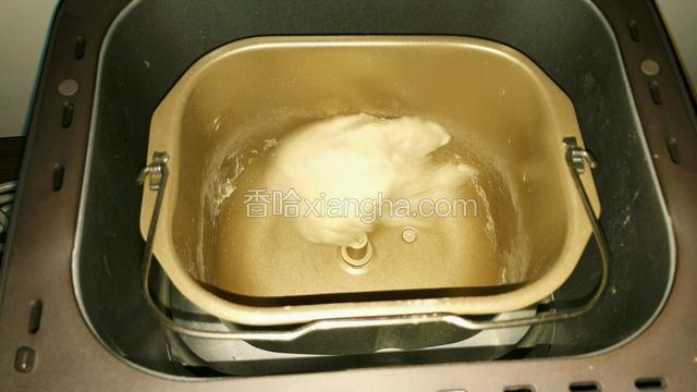 准备材料，除黄油外，其他材料按先液体后固体的，盐糖对角放，酵母粉最后搁上面，启动揉面程序，结束后放入自然软化的黄油，再次启动揉面发酵程序，两个程序一共约2小时～
