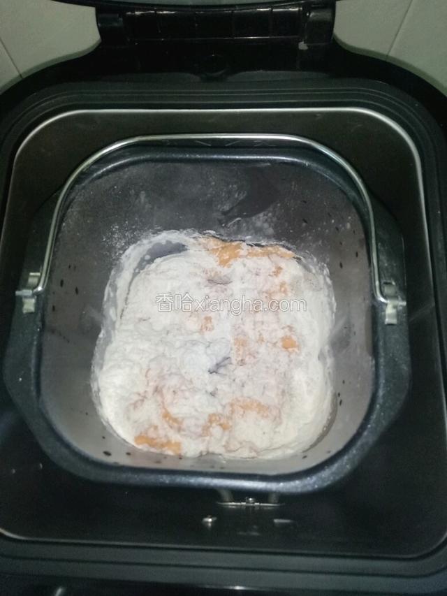 除白芝麻外，所有材料放进面包机，启动和面15分钟。