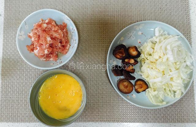 准备食材：鸡蛋打散加入适量淀粉、盐，搅拌均匀（可能比较难搅，有一点小颗粒也没有关系，或者可以化一点淀粉水加入）；香菇切碎拌入肉末，加入盐、酱油、料酒、淀粉，搅拌均匀；白菜切丝。
