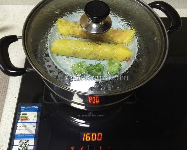 卷起来放入盘中上锅蒸8分钟。