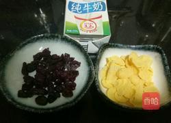 牛奶泡玉米片的做法图解1
