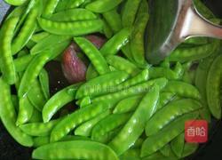腊肠炒荷兰豆的做法图解2