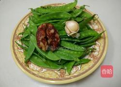 腊肠炒荷兰豆的做法图解1