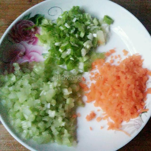 芹菜、胡萝卜和葱切成细末