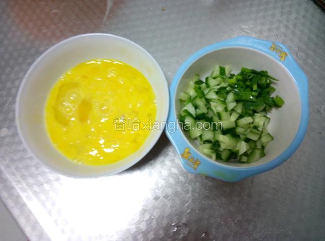 鸡蛋打散在碗里，备用。