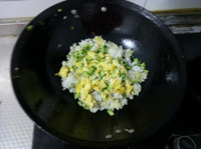 最后加入鸡蛋黄瓜，翻炒均匀调味，加入盐和鸡精。