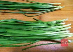 韭菜虾皮鸡蛋卷的做法图解2