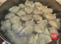 Illustration of making dumplings with sophora flower stuffing 15