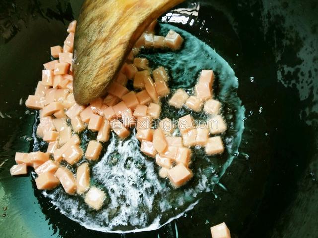 放入火腿翻炒