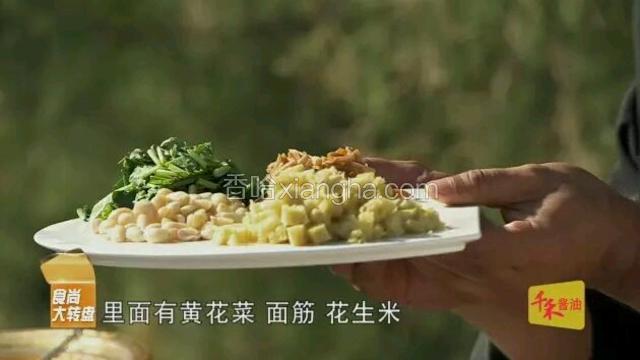 将煮熟的羊肉与辅料捞出，在羊肉汤内依次加入黄花菜、面筋、花生米、木耳、切成小块的奶豆腐，一同煲煮。