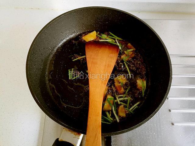 下葱姜片爆香。