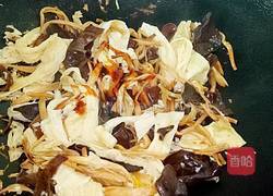 黄花菜腐竹炒木耳的做法图解8