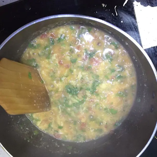 煮开后倒入青菜。和剩余蛋液。煮一两分钟