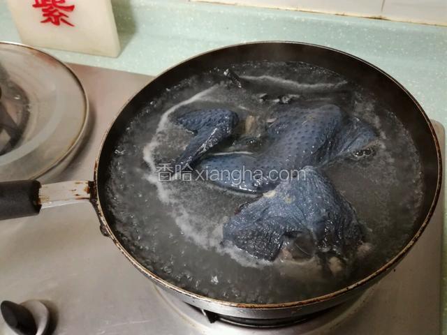 将乌鸡砍件焯水洗净～
