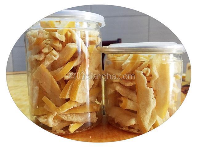 翻炒的时间越久柚子皮水分越少，越干就越脆，我炒了一个多小时。炒完晾凉了就可以装瓶了，或者用密封袋装好。