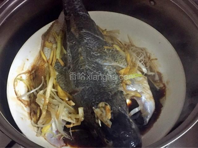 水滚开了放入鱼，盖上盖下蒸10分钟