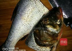 鱼头炖豆腐的做法图解1