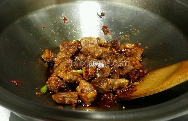 翻炒均匀，再加入白糖、酱油翻炒均匀