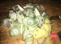 鸡腿炖土豆的做法图解1