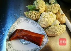 腊肉炒菜花的做法图解1
