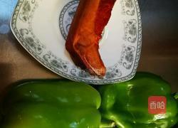 腊肉炒青椒的做法图解1