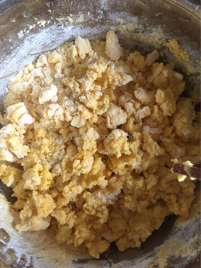 酵母水连同温水与面用筷子搅拌成棉絮状的疙瘩。