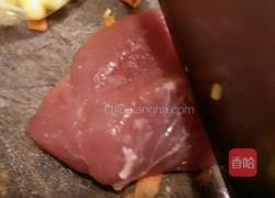 玉米炒肉胡萝卜的做法图解3