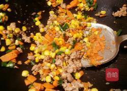 玉米炒肉胡萝卜的做法图解5