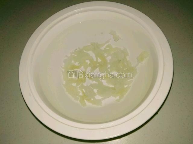 泡入矿泉水或纯净水里面，七到八个小时