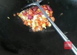 红萝卜腊肠蛋炒饭的做法图解3