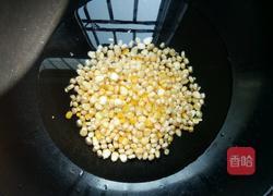 玉米花生炒香肠的做法图解2