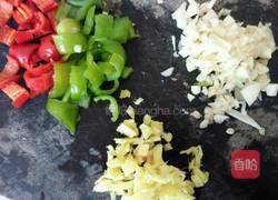 玉米花生炒香肠的做法图解3