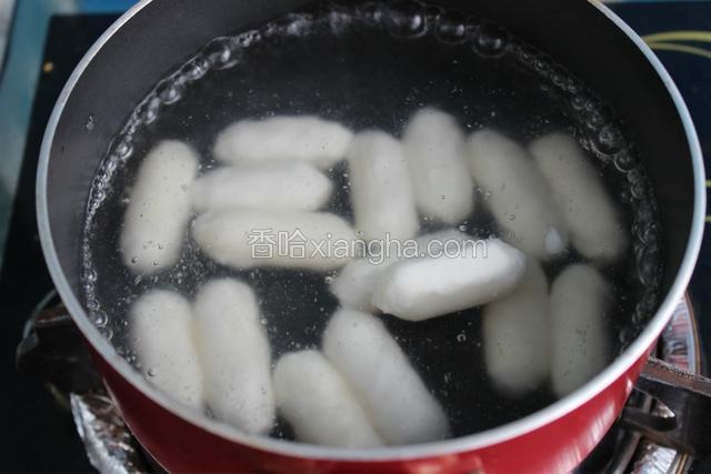 打糕条事先在沸水中煮两分钟，煮软就可以，不要煮太久