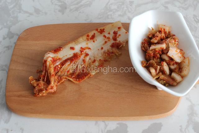 这个时候可以准备配料，辣白菜切块