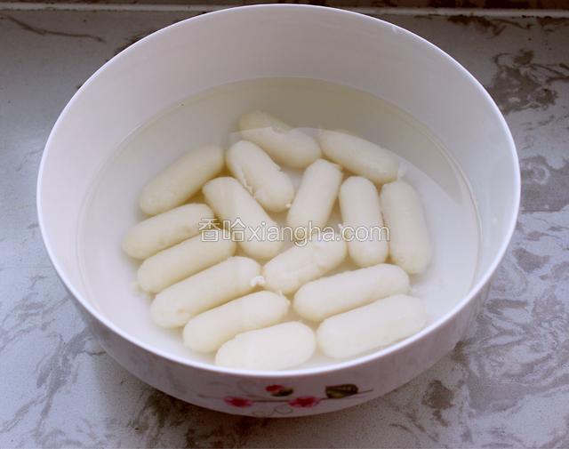 打糕条也煮好了，捞出用凉水过凉备用