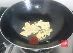 Illustration of how to make fried eggs with tomato sauce 4