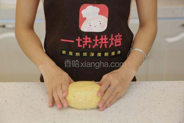 6.加入剪碎的肉松，混合均匀后用保鲜膜包好，放入冰箱冷藏1个小时以上
