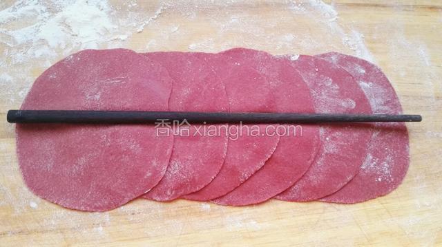 擀成饺子皮，6个一个压一个排齐，中间用筷子压一下固定～