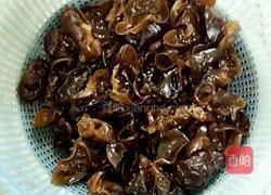 凉拌黑木耳的做法图解1