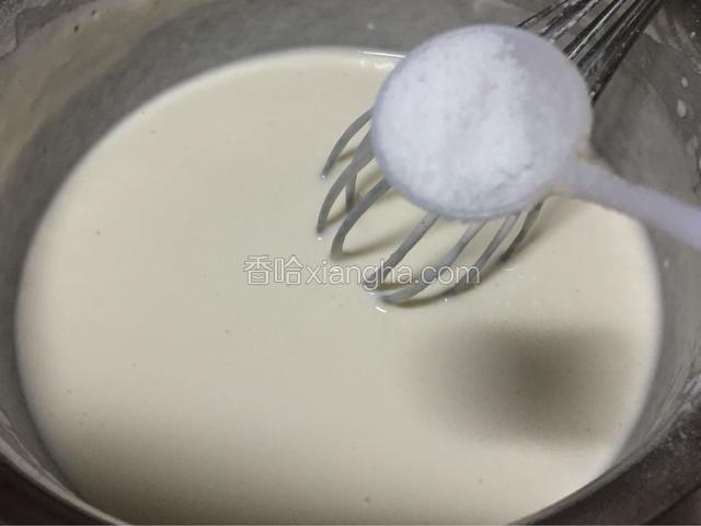 加少许盐继续搅打，面糊光滑细腻即可，预热电饼档，我用的忠臣电饼档