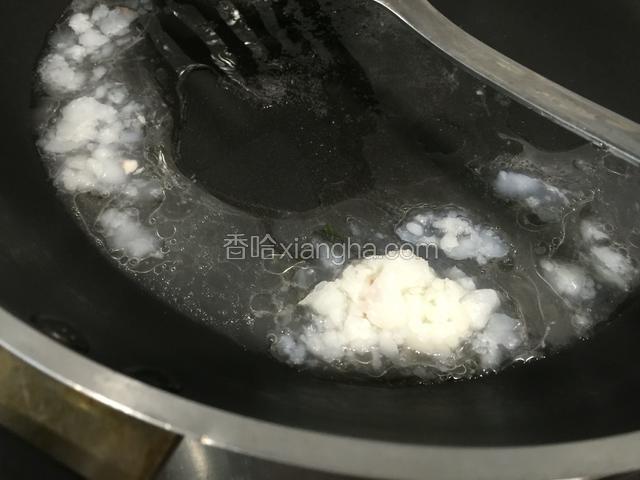 锅底加羊油（羊汤中撇出来的），待其化开！不喜欢的也可以用素油！