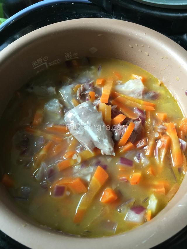 倒入电饭煲，加入大米，备好的熟羊肉块，搅拌均匀，撒上自然粒，后面和平时闷饭一样，开始闷饭！