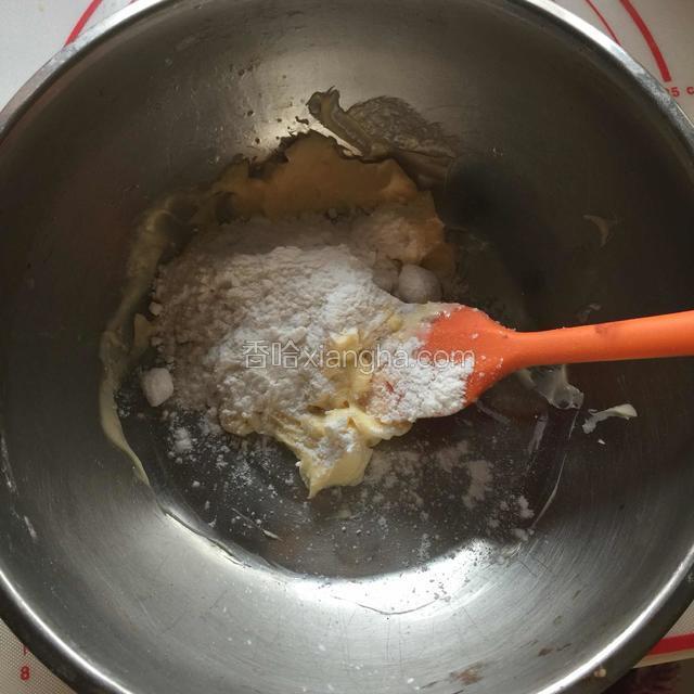加入糖粉翻拌均匀