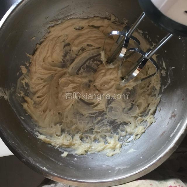 用电动打蛋器打发至蓬松，颜色变白
