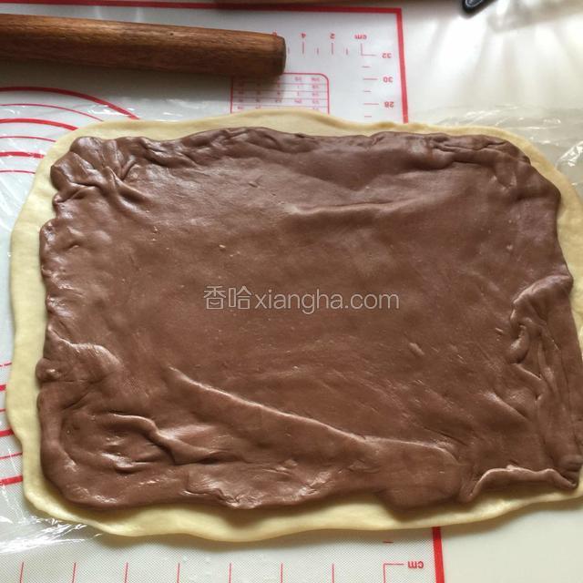 面包机现在进入发酵1程序，按下暂停，可可面团擀成比白色面团稍小的长方形，铺在白色面片上
