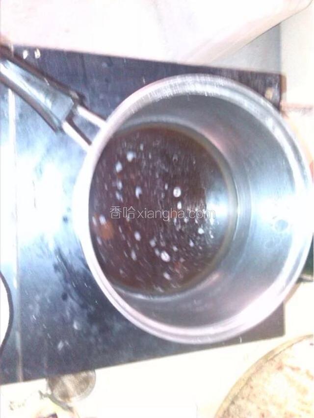 先把清水和红糖煮开放凉备用