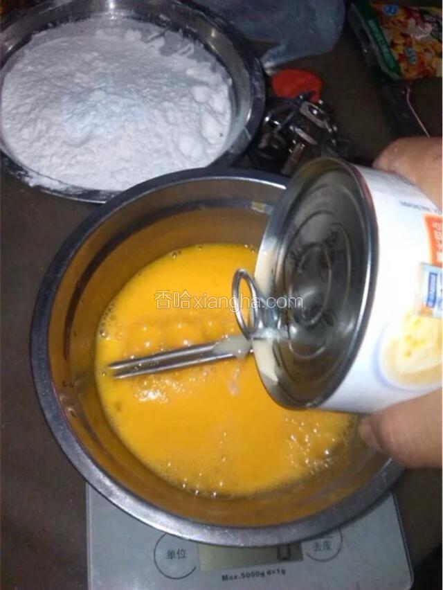 把蛋打匀依次加蜂蜜、牛奶、炼乳搅匀。