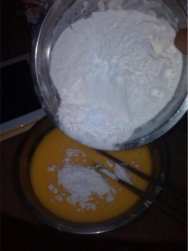把过筛的粉类加入拌好的蛋液搅拌直无颗粒（无需怕起筋）