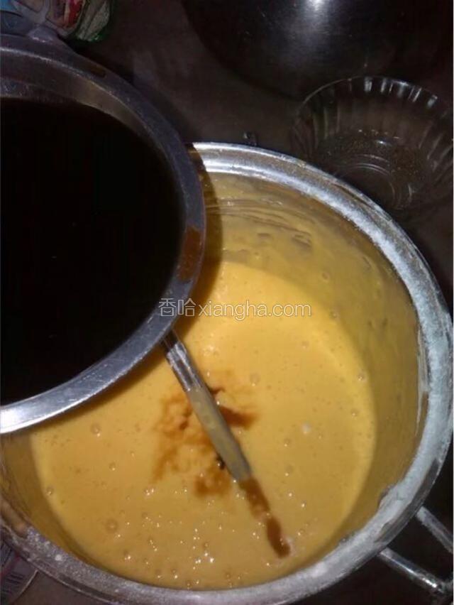 再次把放凉的红糖水分三次加入搅拌均匀。