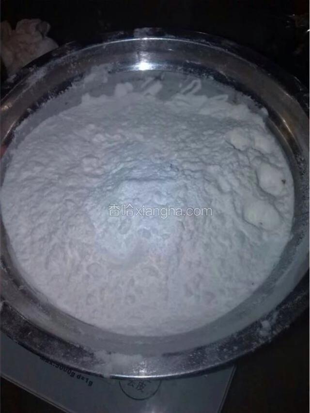 面粉加入泡打粉过筛